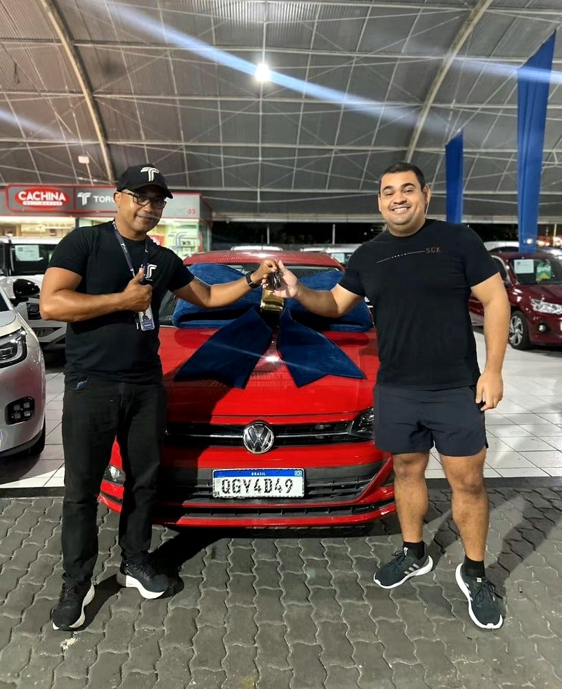 Cliente saindo com as chaves do carro na Toronto Multimarcas