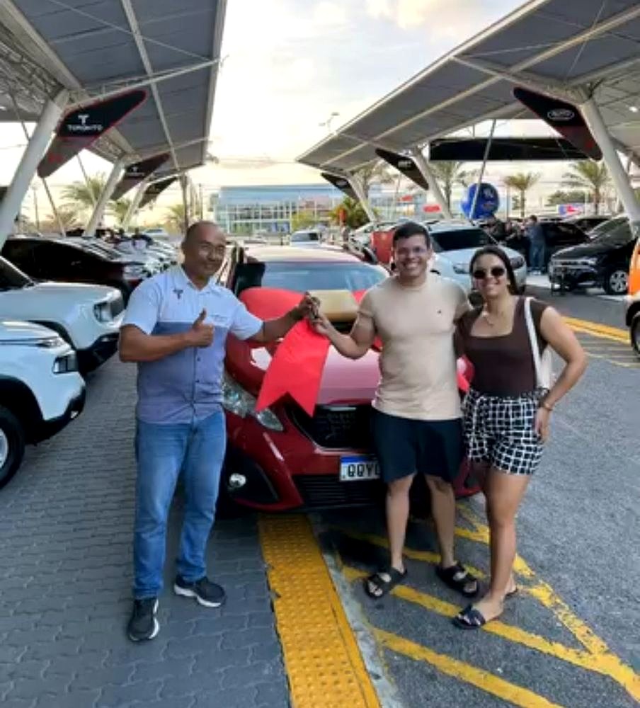 Cliente saindo com as chaves do carro na Toronto Multimarcas