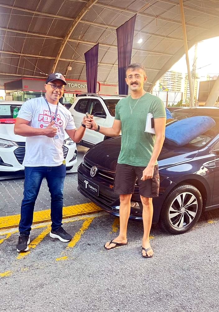 Cliente saindo com as chaves do carro na Toronto Multimarcas