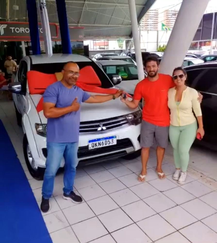 Cliente saindo com as chaves do carro na Toronto Multimarcas