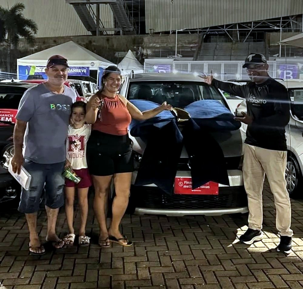 Cliente saindo com as chaves do carro na Toronto Multimarcas