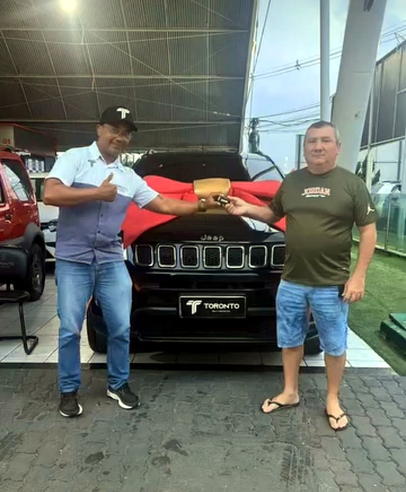 Cliente saindo com as chaves do carro na Toronto Multimarcas